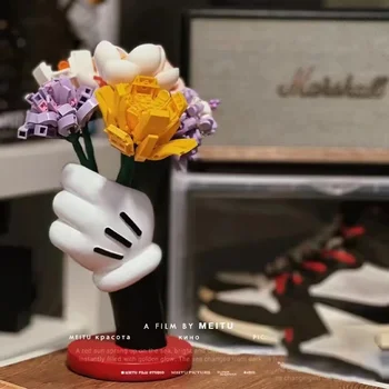 мини-ваза из смолы с цветами в подарок