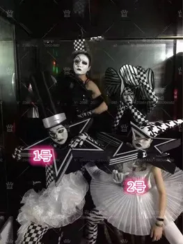 Черно-белый балетный костюм сиамской певицы DS с увеличенной пятиконечной звездой
